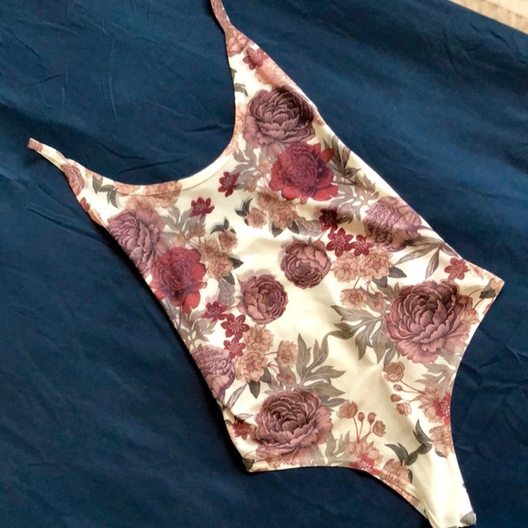 Delicate vintage inspired bodysuit - Picture 2 of 4